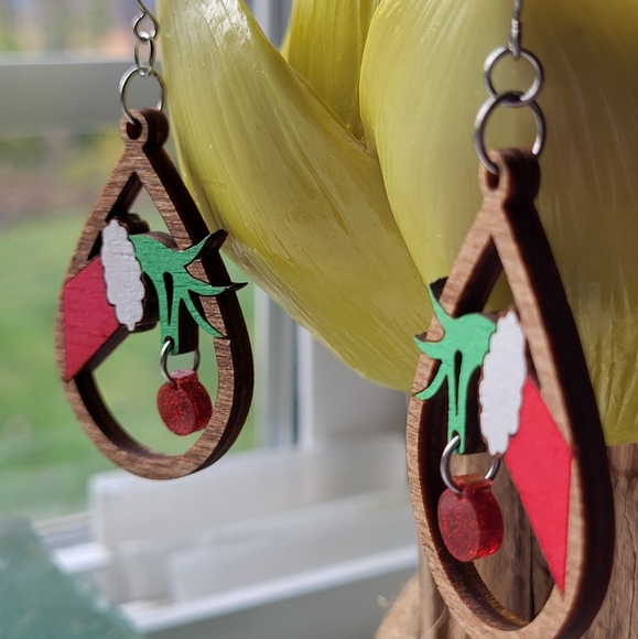 Grinch hand ornament earrings - Picture 4 of 9